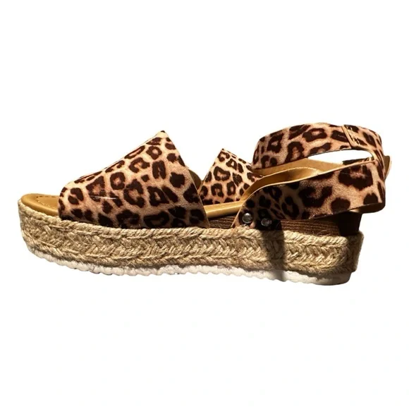 💙 SODA Cheetah Platform Sandals - Picture 2 of 3